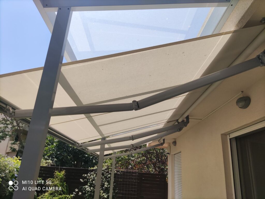 Ηλεκτρικές ή Χειροκίνητες Τέντες: σύγκριση κόστους, χρήσης, συντήρησης και ασφάλειας με αέρα/βροχή. Δες ποια επιλογή ταιριάζει στον χώρο και στις ανάγκες σου.