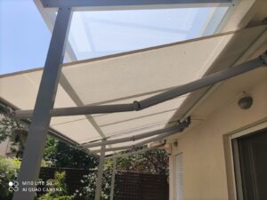 Ηλεκτρικές ή Χειροκίνητες Τέντες: σύγκριση κόστους, χρήσης, συντήρησης και ασφάλειας με αέρα/βροχή. Δες ποια επιλογή ταιριάζει στον χώρο και στις ανάγκες σου.